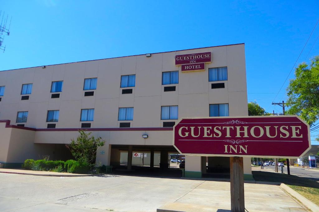 Guest House Inn Medical District near Texas Tech Univ في لوبوك: علامة أمام نزل بيت ضيافة