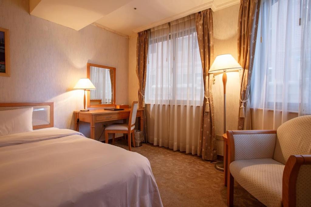 Postel nebo postele na pokoji v ubytování The Koos Hotel