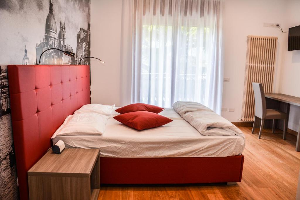 Postel nebo postele na pokoji v ubytování Villa Torbole
