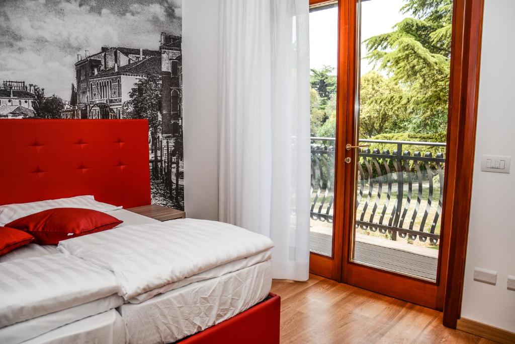 Postel nebo postele na pokoji v ubytování Villa Torbole