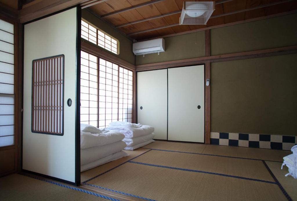 Postel nebo postele na pokoji v ubytování Kanazawa TABI-NE