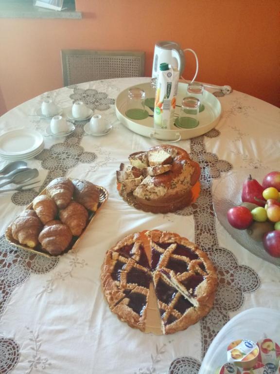 Civitanova AltaにあるBelle Marcheのテーブル上のペストリーとパイを並べたテーブル