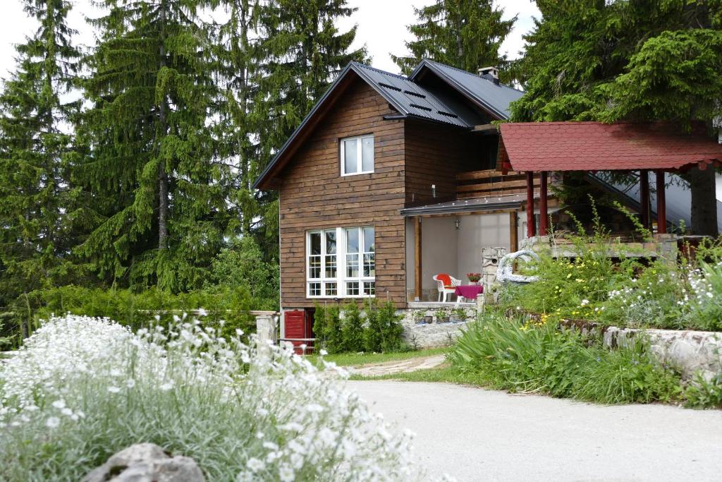 ein kleines Holzhaus im Wald in der Unterkunft Vlašić House in Vlasic