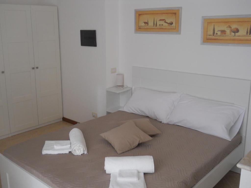 - un lit avec des serviettes dans une chambre dans l'établissement B&B Cielo & Mare, à Pozzallo