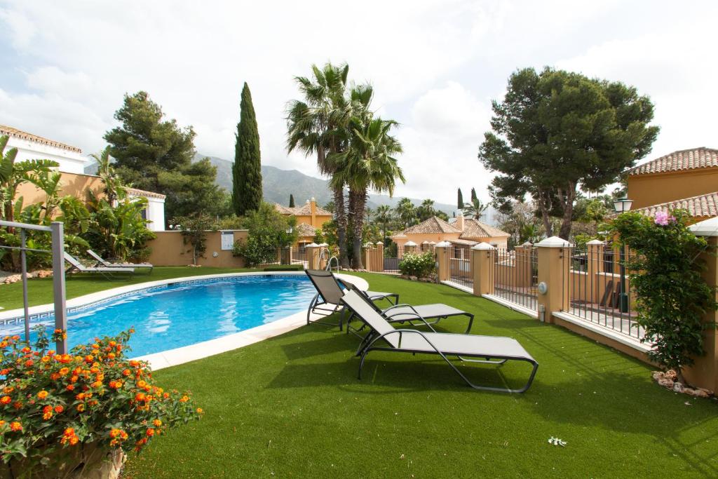 Bazén v ubytovaní Villa Las Lomas de Marbella alebo v jeho blízkosti
