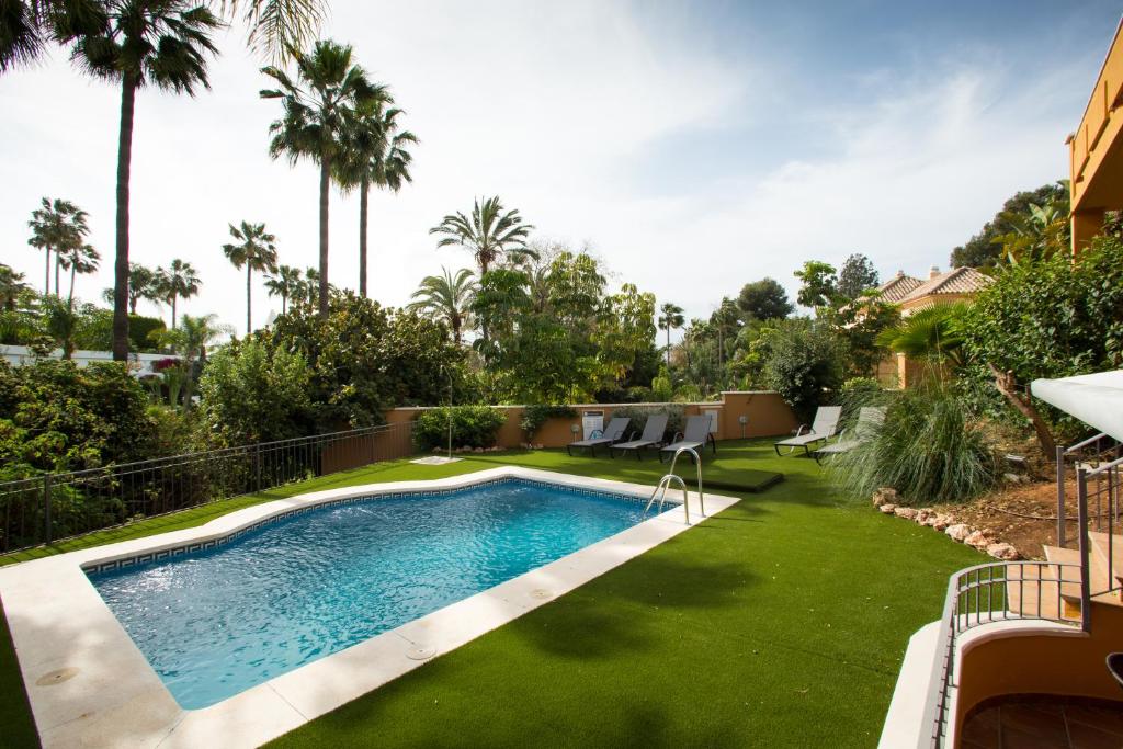 Bazén v ubytovaní Villa Las Lomas de Marbella alebo v jeho blízkosti