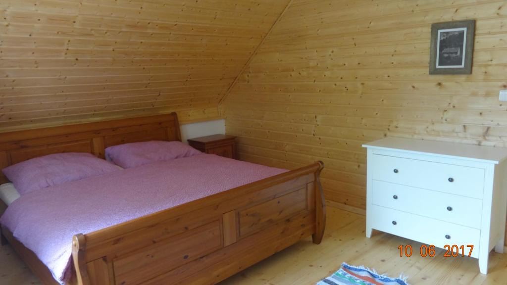 Postel nebo postele na pokoji v ubytování Chaloupka za potůčkem