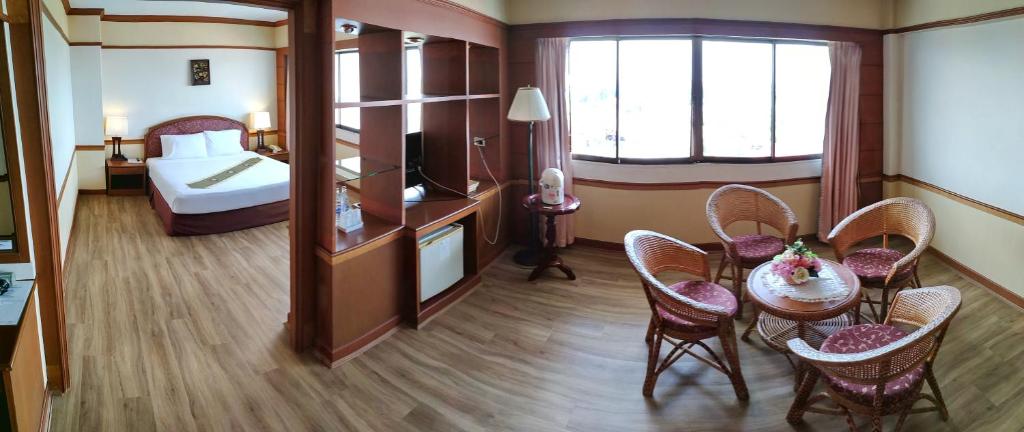 Postel nebo postele na pokoji v ubytování Grand Park Hotel