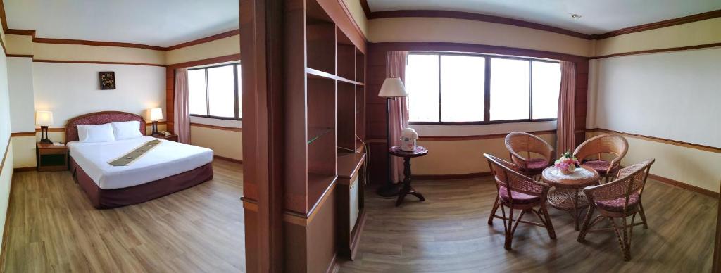 Postel nebo postele na pokoji v ubytování Grand Park Hotel