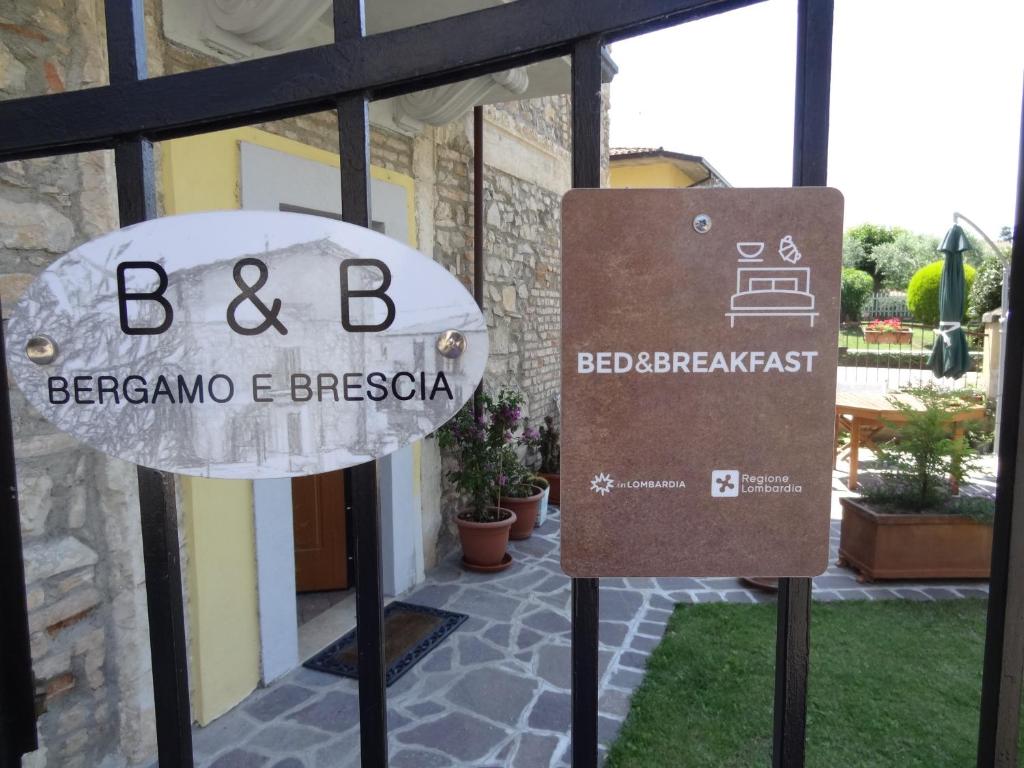 ein Schild für einen Bergamo und Brezica außerhalb eines Gebäudes in der Unterkunft B&B Bergamo e Brescia in Rodengo Saiano