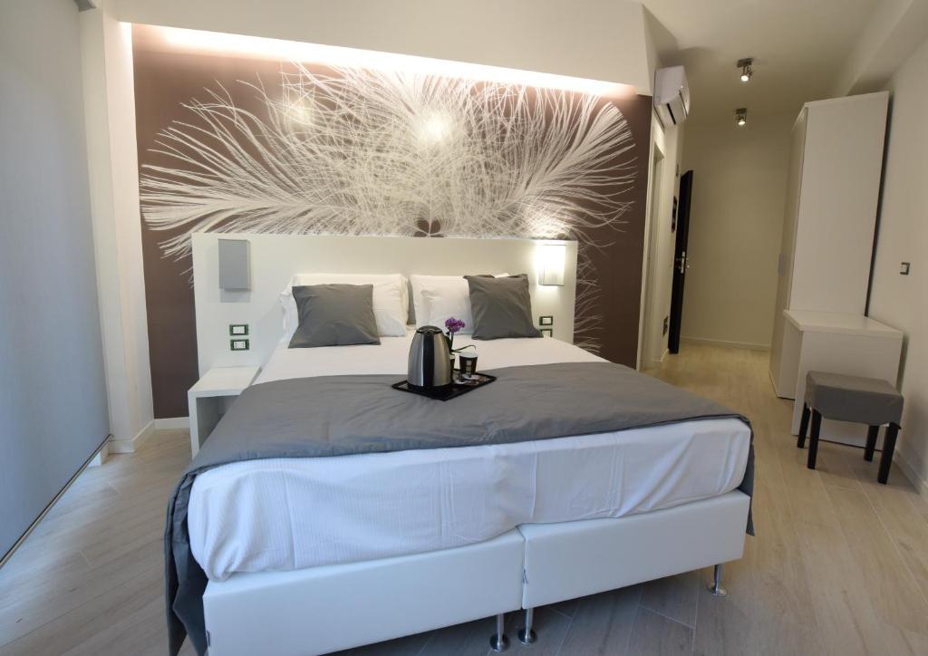 ローマにあるDuca's Houseのベッドルーム1室(壁に白い大型ベッド1台付)