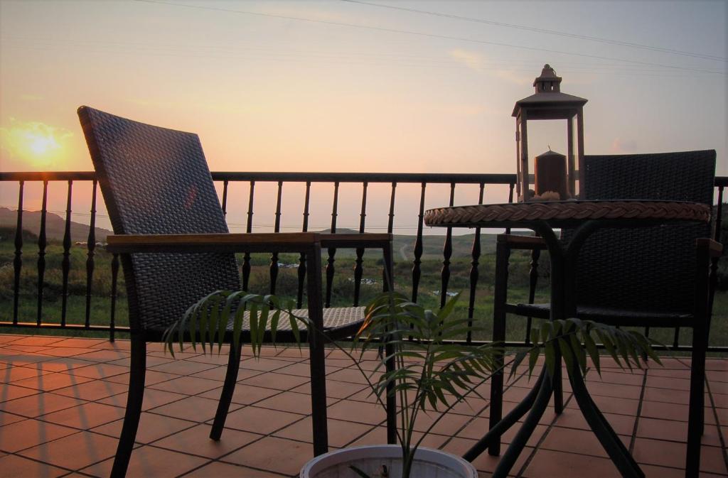 2 sillas y mesa en un balcón con vistas en Posada Mediavia, en Ubiarco