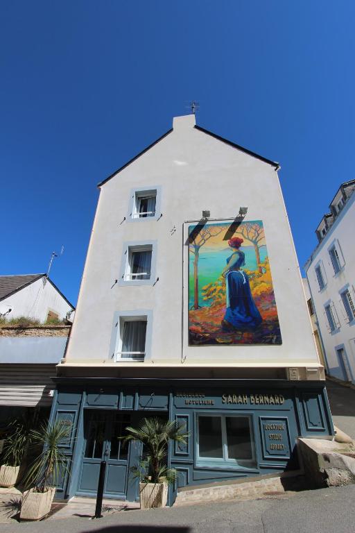 un bâtiment avec une peinture sur son côté dans l'établissement Residence Hoteliere Sarah Bernard, au Palais