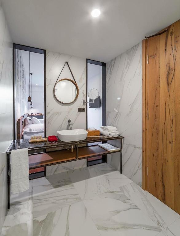 Postel nebo postele na pokoji v ubytování Shota @ Rustaveli Boutique Hotel