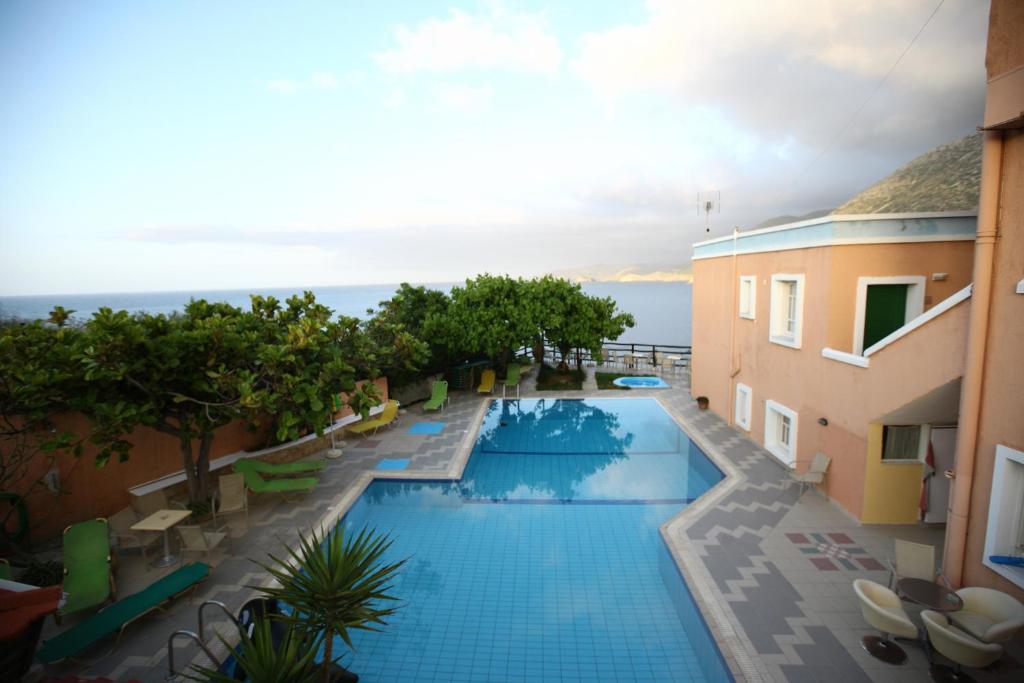 a view of a swimming pool in a hotel at Ormos Atalia in Balíon