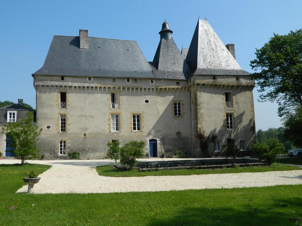 un antiguo castillo con techo gris en Château de Mavaleix, en Chaleix