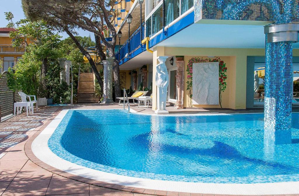 Bazén v ubytování Hotel Napoleon nebo v jeho okolí