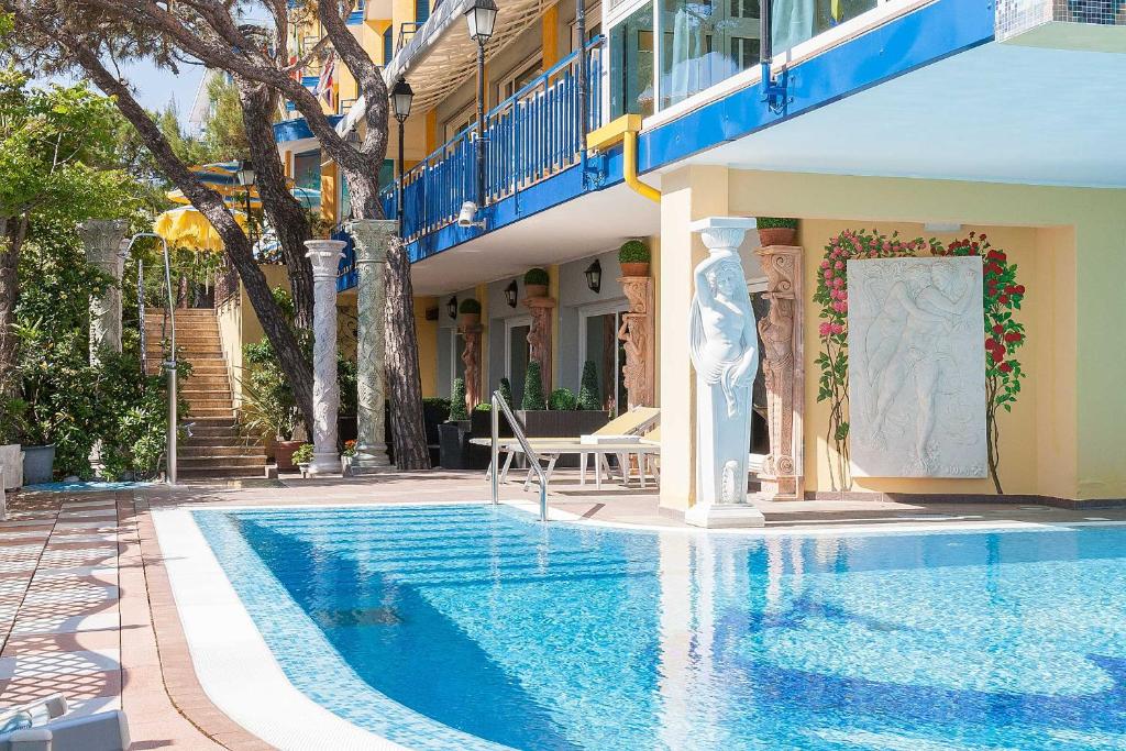 Bazén v ubytování Hotel Napoleon nebo v jeho okolí