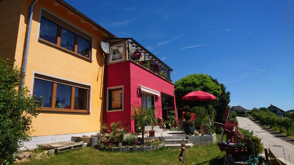 ein Haus mit einem roten und gelben in der Unterkunft Am Rosengarten in Neuhaus an der Pegnitz