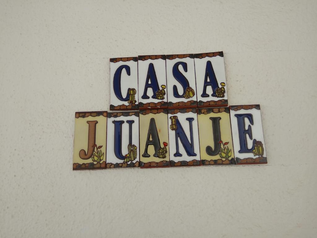 un cartel en una pared que lee Casa liana en Lanzarote - El Golfo en El Golfo