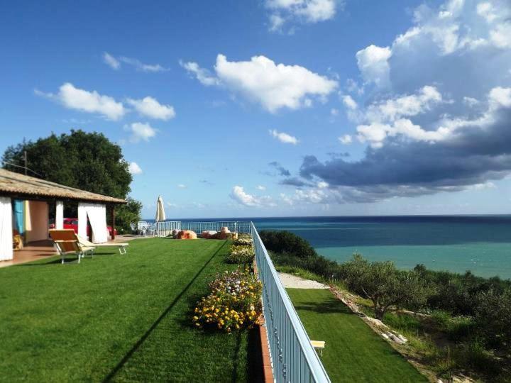 ロッカ・サン・ジョヴァンニにあるAgriturismo Rifugiomareの海の景色を望む家のバルコニー