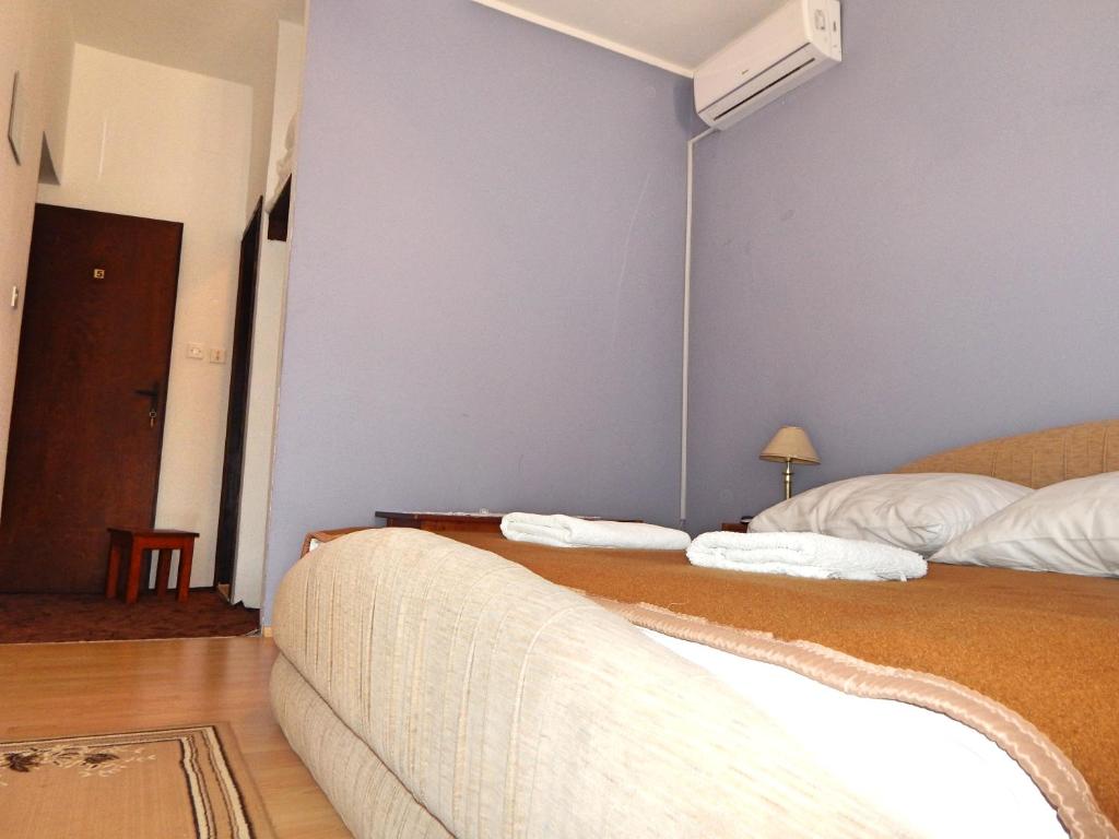 ein Schlafzimmer mit 2 Betten und einer blauen Wand in der Unterkunft Rooms Camp Marina in Lozovac