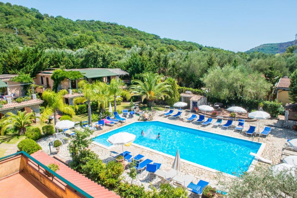 vista sulla piscina del resort di Residence e B&B Villamirella a Palinuro