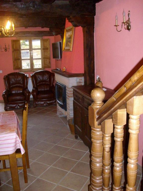 A seating area at Casa Rural La Torre de Espinama