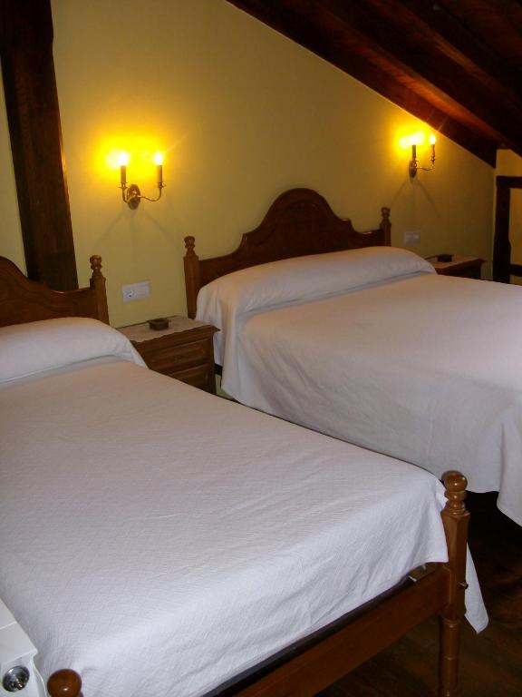A bed or beds in a room at Casa Rural La Torre de Espinama