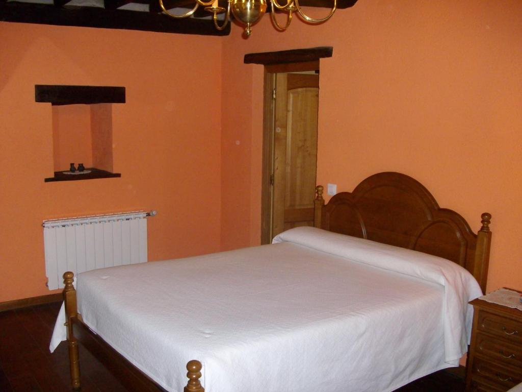 A bed or beds in a room at Casa Rural La Torre de Espinama