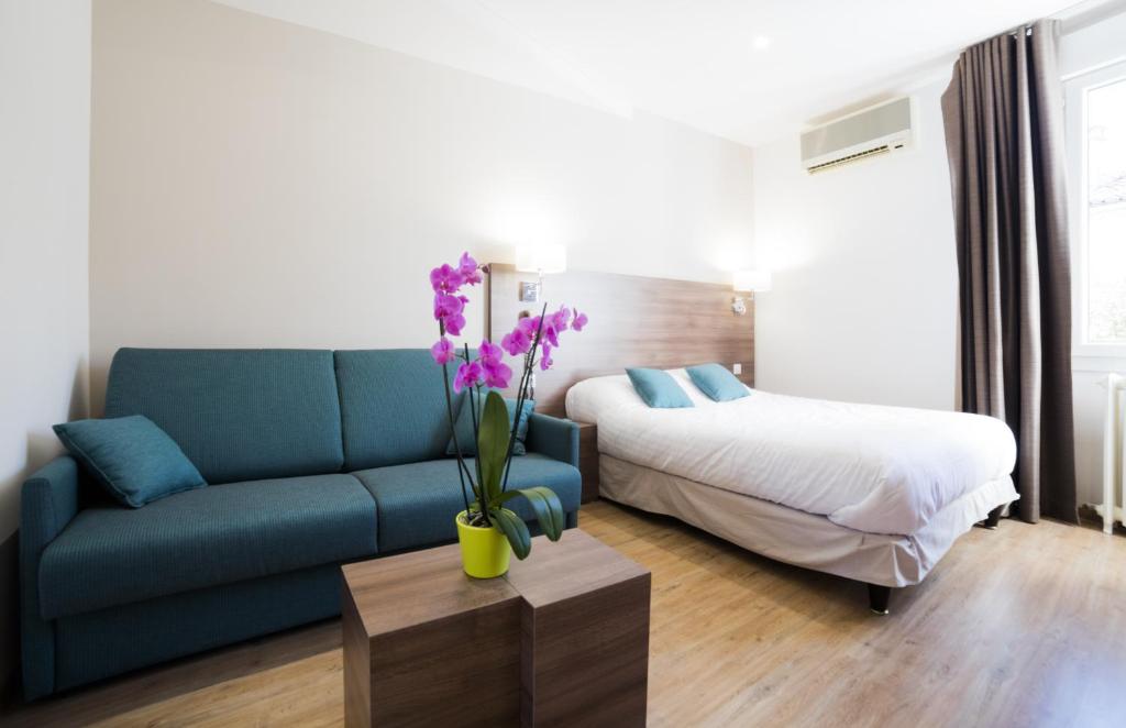 Postel nebo postele na pokoji v ubytování Logis Hôtel Restaurant Le Cours
