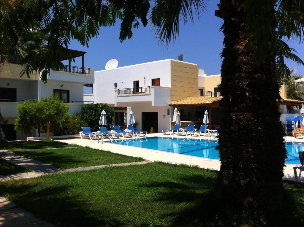 uma villa com piscina e um resort em Angelika Apartotel em Milatos