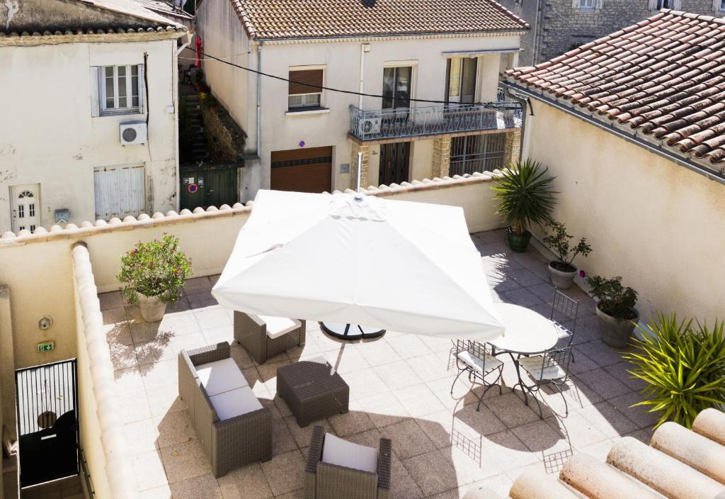 Balkón nebo terasa v ubytování Logis Hôtel Restaurant Le Cours