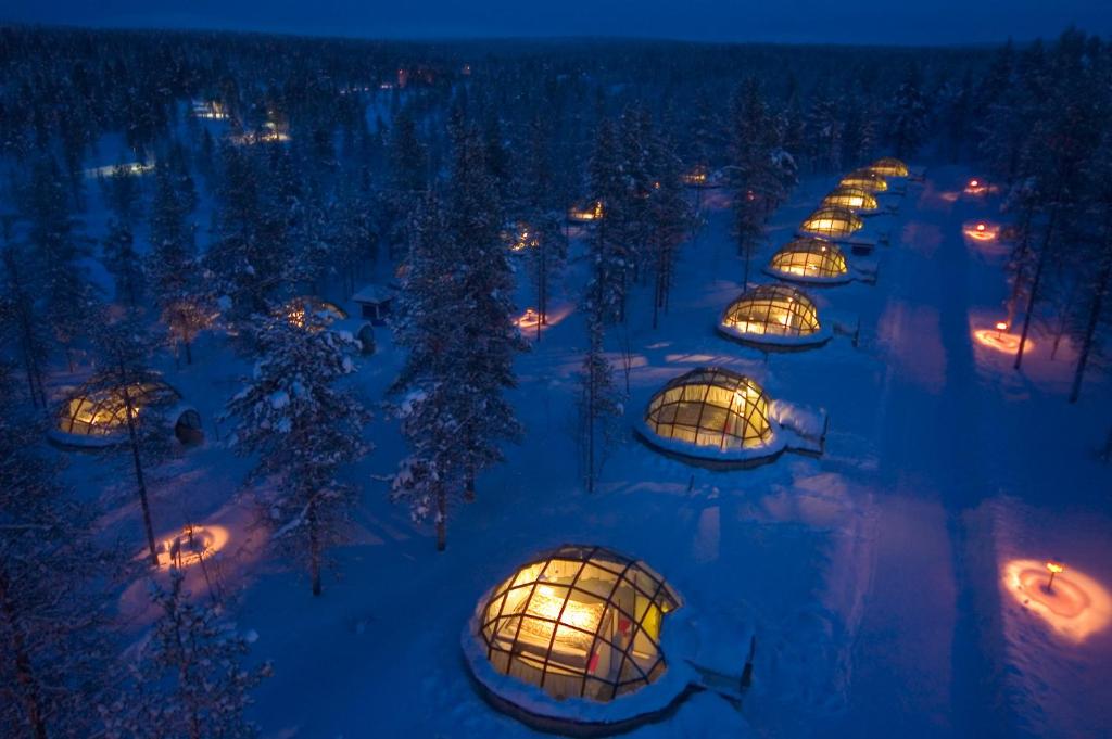 eine Aussicht auf ein Gewächshaus in der Nacht in der Unterkunft Kakslauttanen Arctic Resort - Igloos and Chalets in Saariselkä