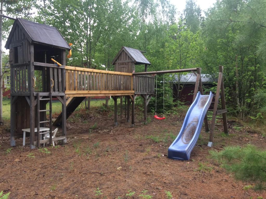 une aire de jeux avec un toboggan et une maison de jeux dans l'établissement Föllingen Hotell, à Kisa