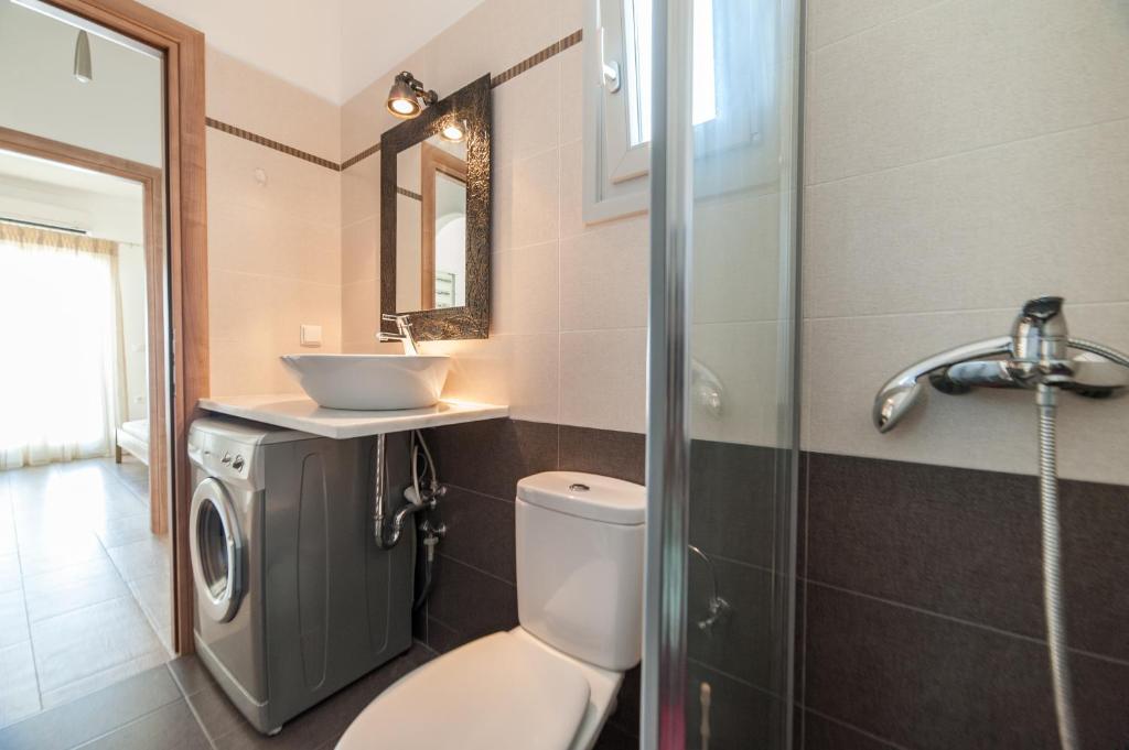 A bathroom at Panos Apartment Naousa