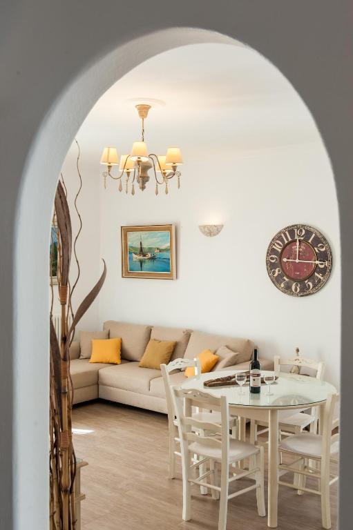 A seating area at Panos Apartment Naousa
