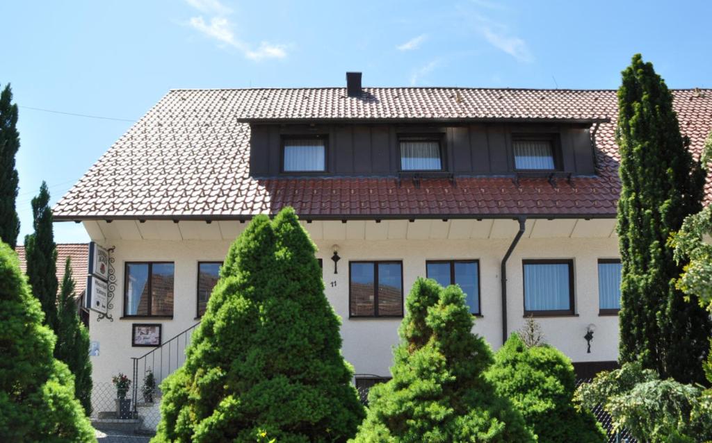 ein Haus mit Bäumen davor in der Unterkunft Gasthof-Hotel-Löwen in Hechingen