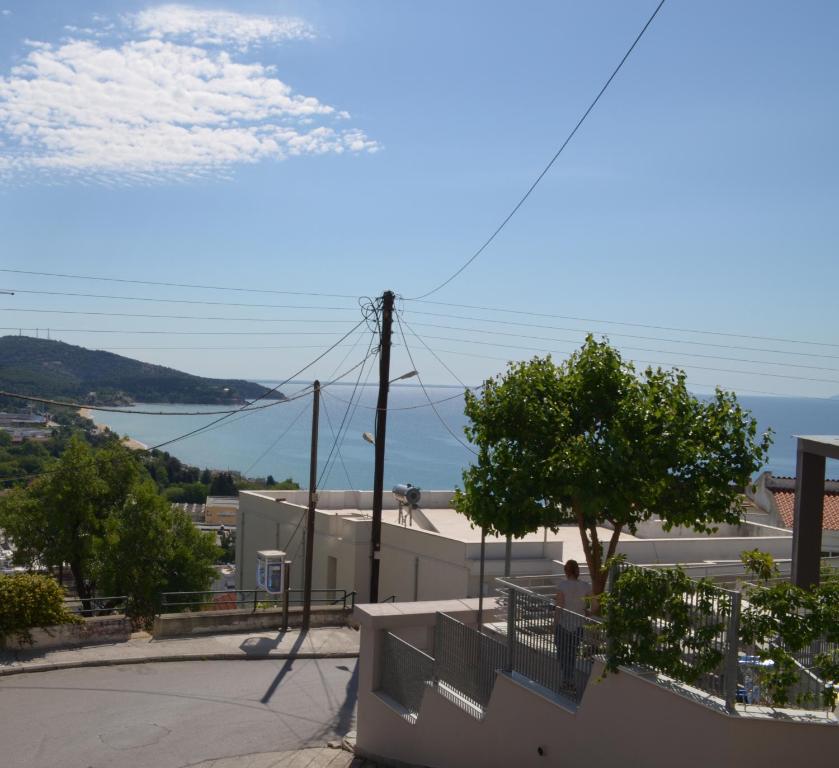 een uitzicht op de oceaan vanuit een gebouw met een boom bij Anastasia Apartment in Kavala
