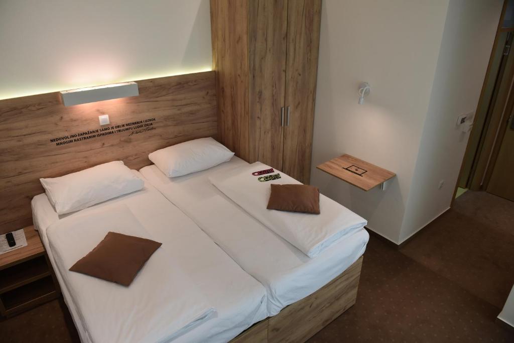 Легло или легла в стая в Hotel Tesla