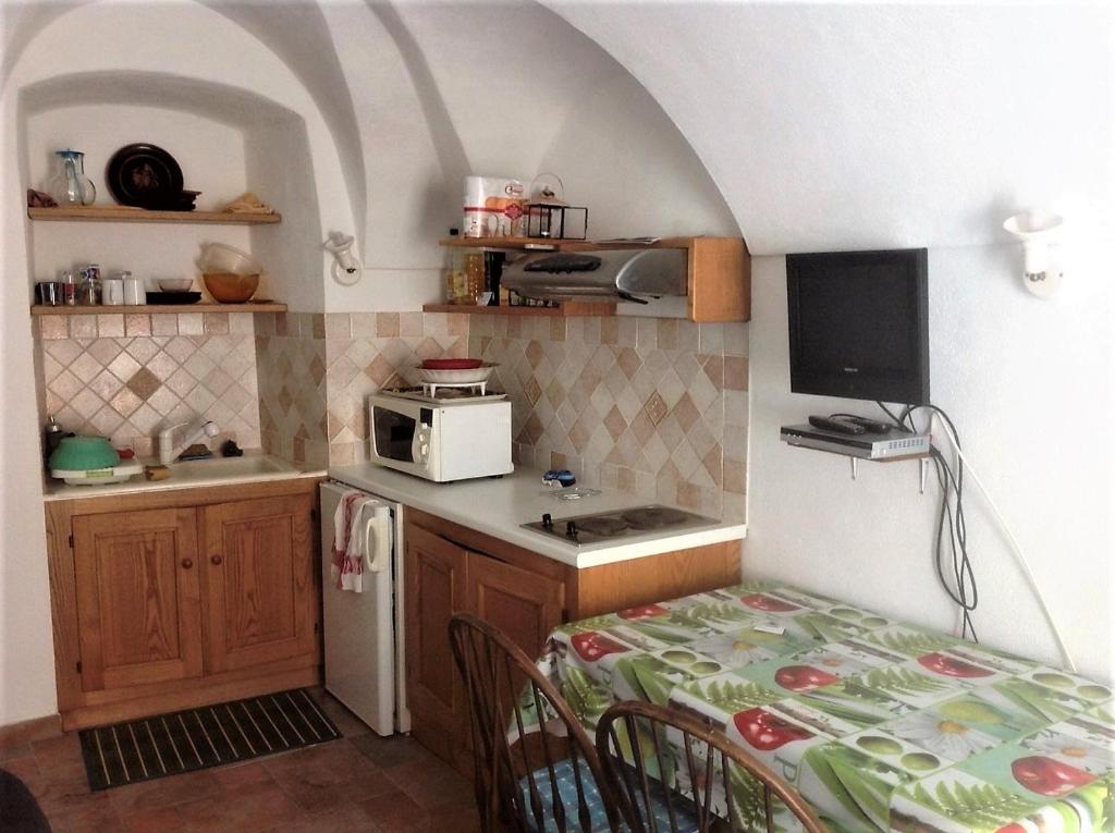 A kitchen or kitchenette at Antica Casa in Pietra