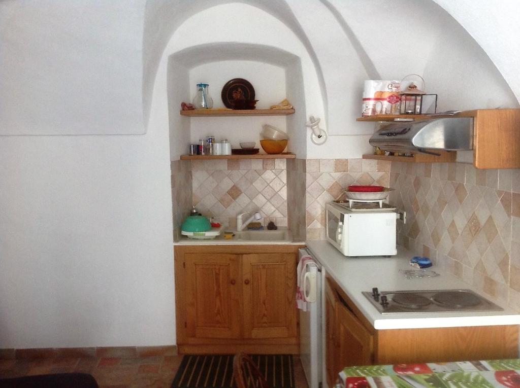 A kitchen or kitchenette at Antica Casa in Pietra