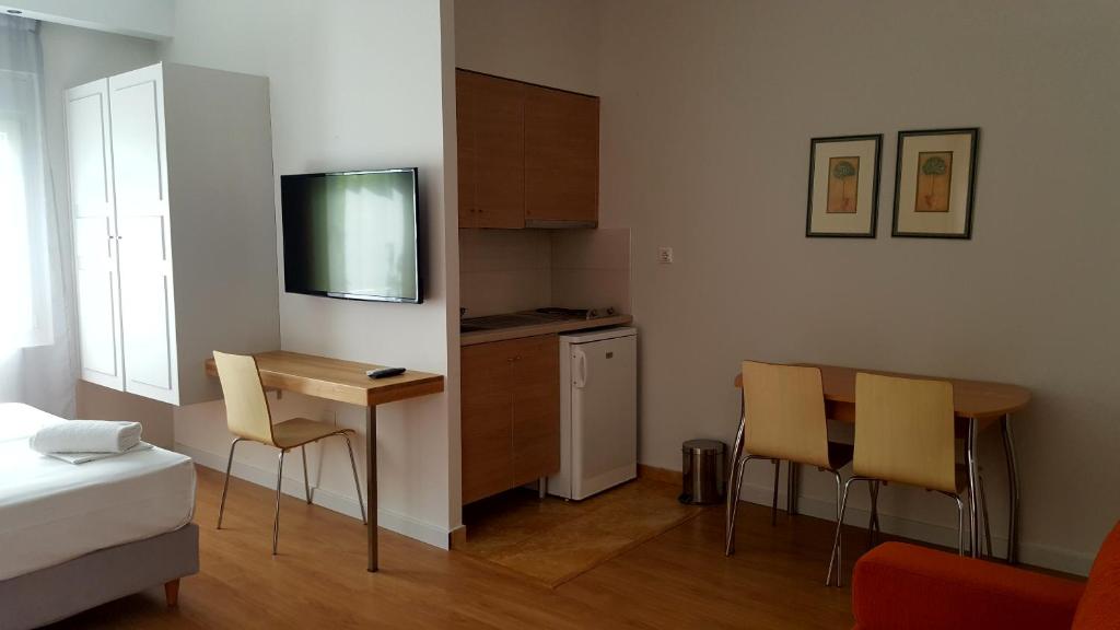 Televízia a/alebo spoločenská miestnosť v ubytovaní Sappho Studios
