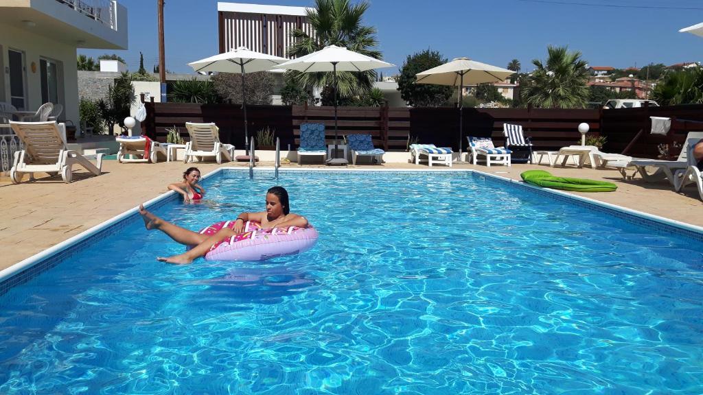 2 persone in una piscina di Diana Holiday Apartment a Paphos