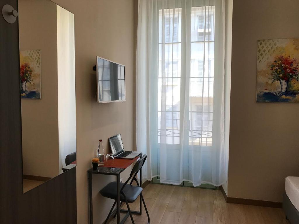 TV a/nebo společenská místnost v ubytování Boutique Hôtel Neptune Nice