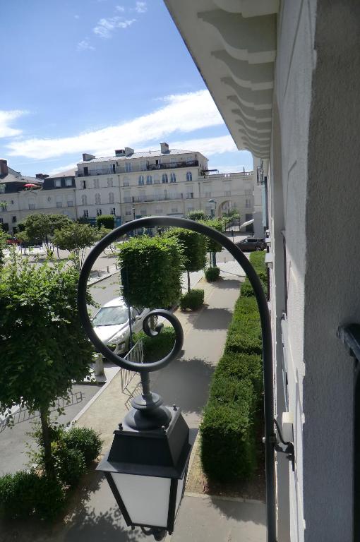 - une vue sur une rue éclairée et un bâtiment dans l'établissement Natali'S Apartment, à Serris