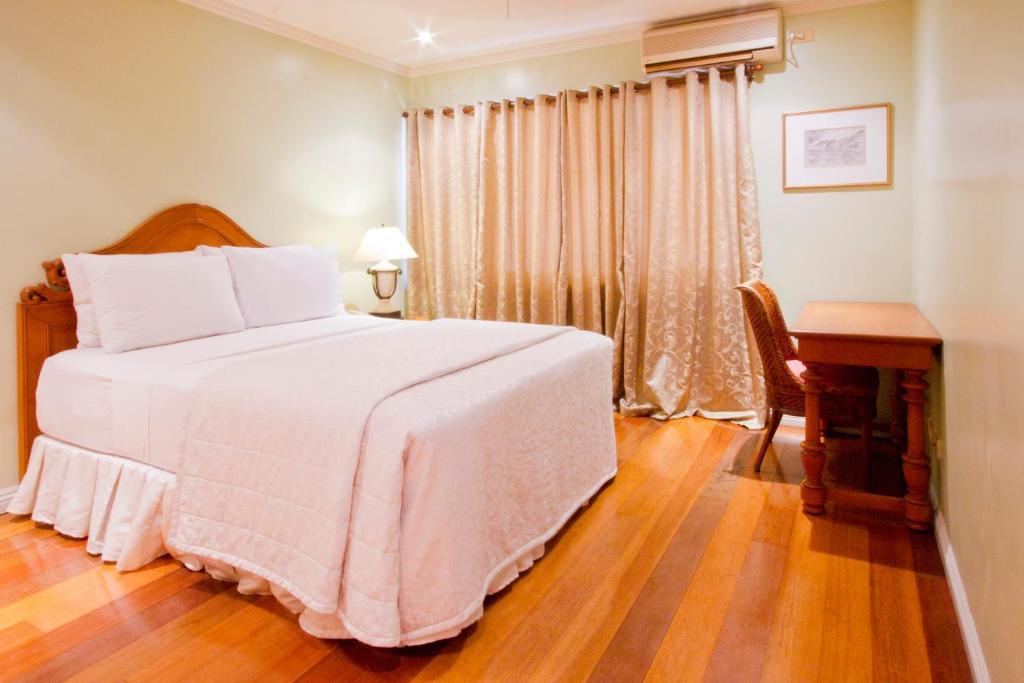 Postel nebo postele na pokoji v ubytování Sophia Suites Residence Hotel