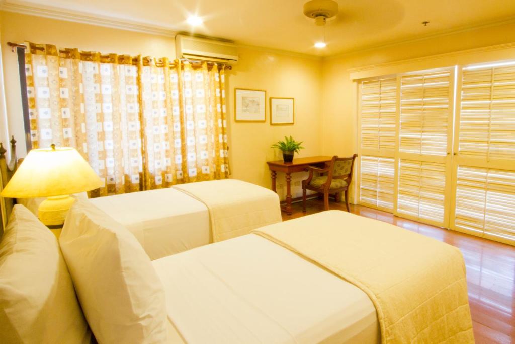 Postel nebo postele na pokoji v ubytování Sophia Suites Residence Hotel