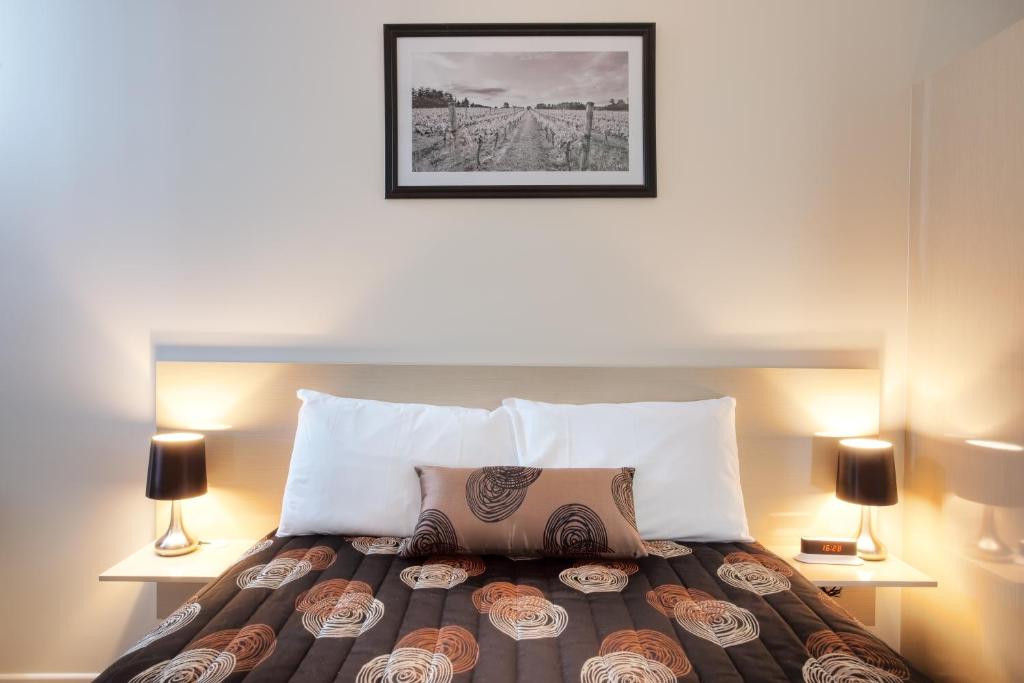 Un pat sau paturi într-o cameră la High Street Motor Inn