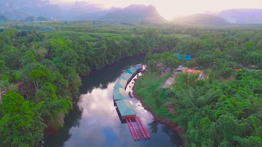 通帕蓬的住宿－Mek Kiri Riverkwai Resort SHA，火车的空中河景